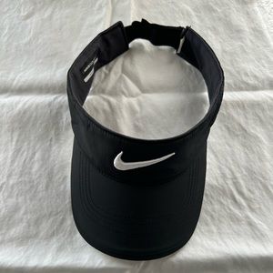 B55 NIKE GOLF VAPOR RZN VRS Adjustable Stay Cool Black Visor Cap w/ White Swoosh